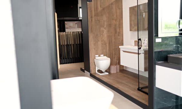 Bathroom Remodeler Tips: Maximizing Small Spaces